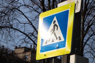 Ukrayna 'nın Dnipro kentindeki bir alışveriş merkezine 29 Aralık' ta yapılan roket saldırısında oluşan delikler zebra yol işaretleriyle dolu.