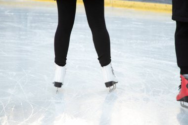 Aralık 'ta Ukrayna' da buz pateni yapan bir kız.