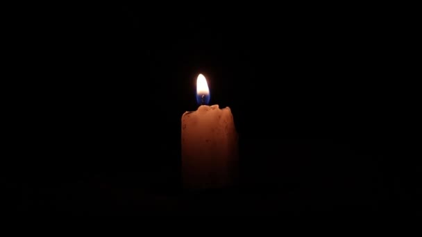 어두운 클로즈업 불꽃에 촛불을 켜십시오 — 비디오