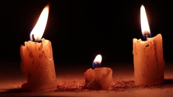 三支蜡烛在燃烧 一个女人的手将一朵干枯的玫瑰放在黑暗中 哀悼和虔诚 蜡烛在燃烧 — 图库视频影像