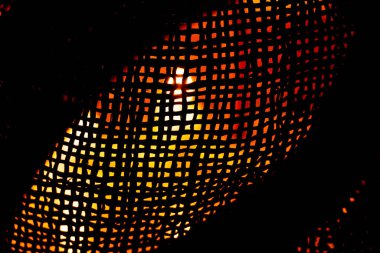 Mum ışığı, arka plandaki ince bir kamış örgüsünden görülebilir. Arka plan, arka plan için ağ.