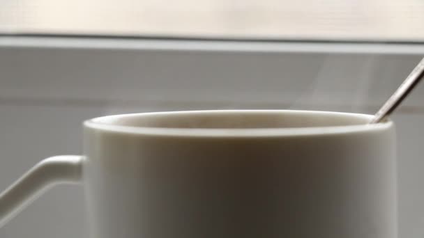 Чашка Горячего Кофе Пара Окне Дома Свете Утром Чашка Кофе — стоковое видео