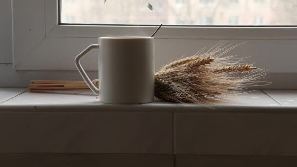 Чашка Горячего Кофе Пара Окне Уши Пшеницы Поблизости Лежат Дома — стоковое видео