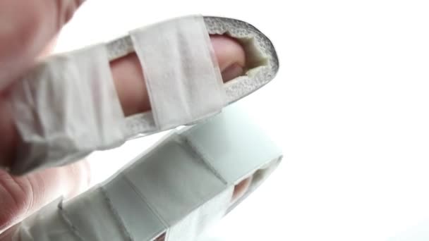 Mão Homem Com Dedo Quebrado Uma Tala Colocada Dedo Quebrado — Vídeo de Stock