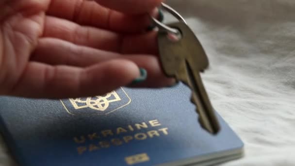 Женская Рука Положила Ключи Дома Рядом Украинским Заграничным Паспортом Стол — стоковое видео