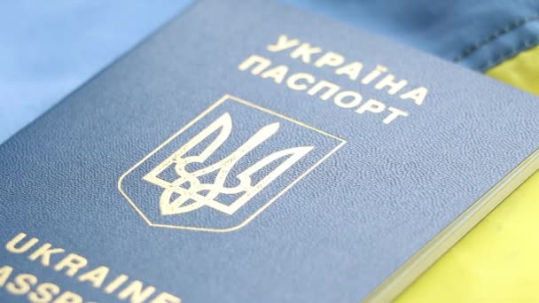 バイオメトリック外国のパスポートは ウクライナの旗とパスポートのパドロックにあります — ストック動画