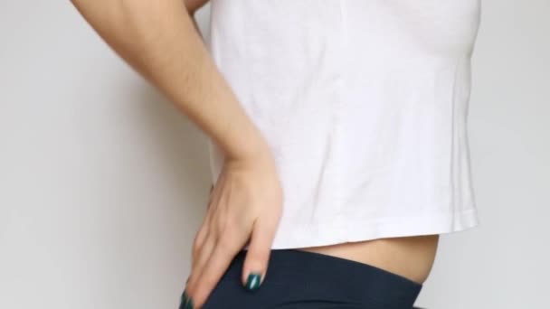 Mädchen Massiert Ihren Rücken Wegen Rückenschmerzen Rückenschmerzen — Stockvideo