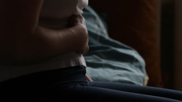 ベッドの上に座って胃を抱えている少女 急性腹痛 — ストック動画