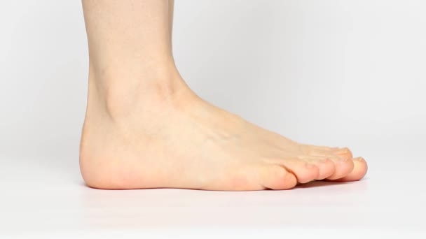 Weibliche Nackte Füße Auf Weißem Hintergrund Nahaufnahme — Stockvideo