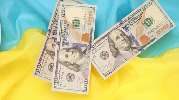 悬挂乌克兰国旗的数百张美元钞票 商业和金融票据 — 图库视频影像