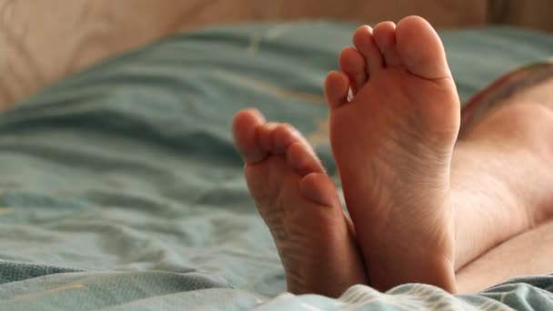 Evdeki Yatakta Erkek Bacakları Yakın Plan Çekimde Adam Yalan Söylüyor — Stok video