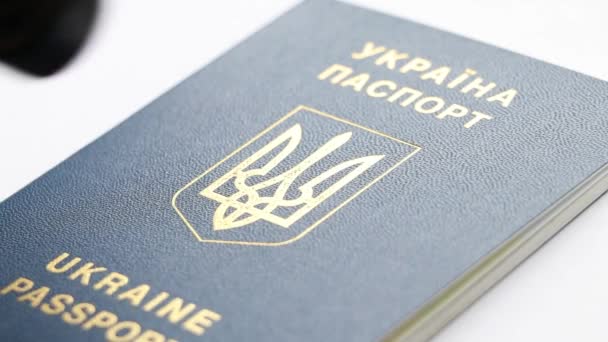 Naisen Käsi Laittaa Riippulukon Ukrainan Passiin Valkoisella — kuvapankkivideo