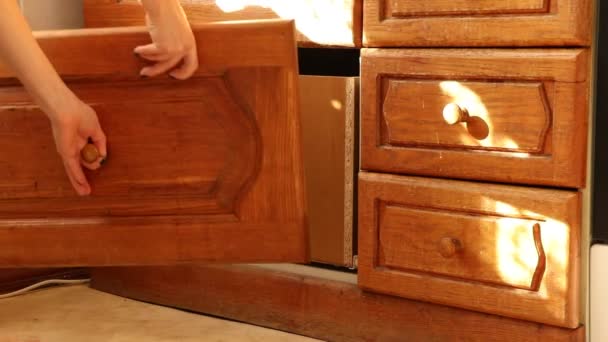 Девушка Открывает Старый Сломанный Кухонный Ящик Кухне — стоковое видео