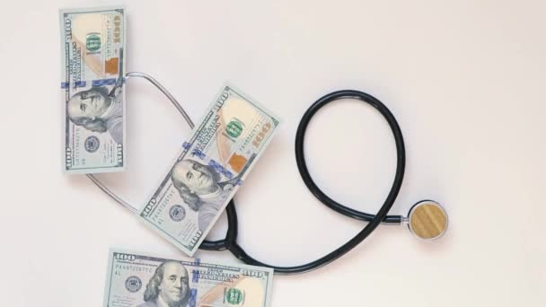 Bons Cent Dollars Tombant Sur Stéthoscope Sur Fond Blanc Médecine — Video