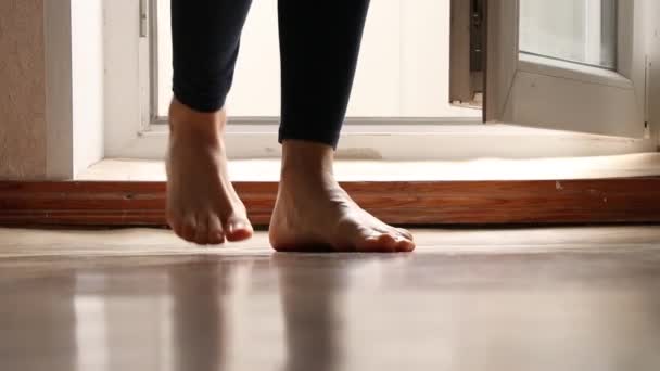 少女はバルコニーからベッドルームに裸足を歩き 床を横切って歩いた — ストック動画