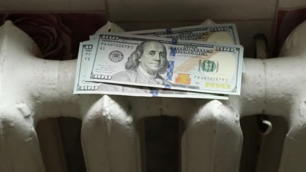 Eine Frauenhand Legt Dollars Auf Einen Alten Gusseisernen Heizkörper Einer — Stockvideo