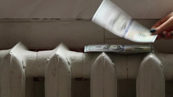 Eine Frauenhand Legt Dollars Auf Einen Alten Gusseisernen Heizkörper Einer — Stockvideo