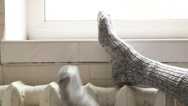 在公寓里的铸铁散热器上脚踏袜子 冬天没有暖气 也没有暖气 — 图库视频影像