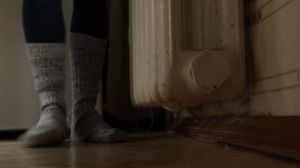 Πόδια Κάλτσες Ένα Καλοριφέρ Από Χυτοσίδηρο Ένα Διαμέρισμα Χωρίς Θέρμανση — Αρχείο Βίντεο
