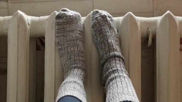 Apartmandaki Dökme Demir Radyatörde Çoraplar Içinde Ayaklar Isıtma Yok Kışın — Stok video