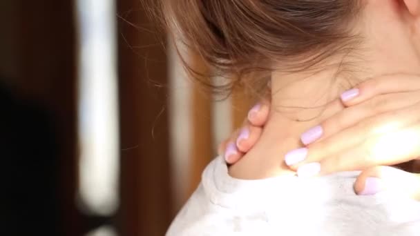 Дівчина Тримає Руки Шиєю Вдома Втомилася Біль Шиї Гострий Біль — стокове відео
