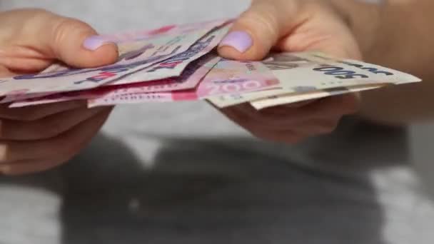 Pige Tæller Ukrainske Penge Hendes Hænder Close Forretning Økonomi Penge – Stock-video