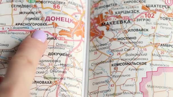 Kız Ukrayna Haritası Boyunca Donetsk Ten Ukrayna Haritası Olan Komsomolskoye — Stok video