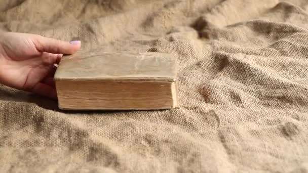 Χέρι Μιας Γυναίκας Τοποθετεί Μια Βίβλο Και Ένα Κομπολόι Ένα — Αρχείο Βίντεο