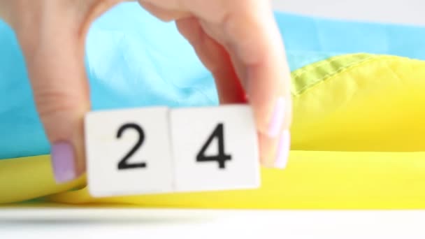 Eine Frauenhand Platziert Einen Hölzernen Kalender Mit Dem Datum Februar — Stockvideo