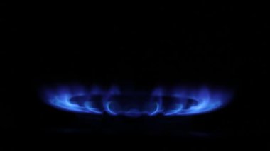 Gaz karanlıkta yanıyor, dairede gaz ocağı yanıyor, gaz açık.