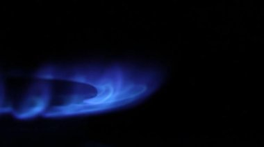 Gaz karanlıkta yanıyor, dairede gaz ocağı yanıyor, gaz açık.