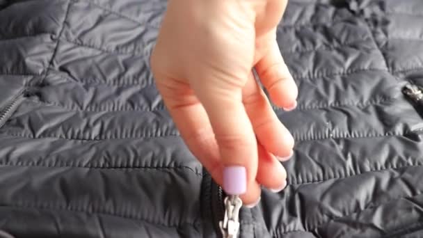 Χέρι Μιας Γυναίκας Δένει Μια Κλειδαριά Ένα Γκρι Χειμωνιάτικο Σακάκι — Αρχείο Βίντεο