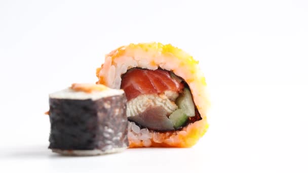 Sushi Auf Weißem Hintergrund Nahaufnahme Essen — Stockvideo