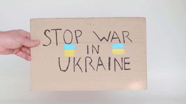 Mulher Homem Segurando Pôster Com Texto Parar Guerra Ucrânia Fundo — Vídeo de Stock