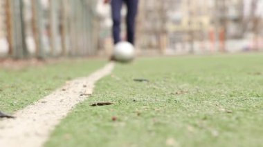Ukrayna 'nın Dnipro şehrinin avlusundaki stadyumda futbol oynamak geçmişi bulanıklaştırdı