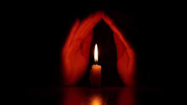 Γυναικεία Χέρια Κοντά Μια Φλόγα Κεριού Στο Σκοτάδι Την Πίστη — Αρχείο Βίντεο