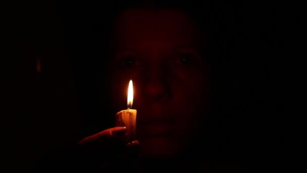 Rostro Una Chica Ucraniana Oscuridad Con Una Vela Una Llama — Vídeo de stock