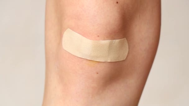 Heridas Con Sangre Rodilla Una Niña Después Una Caída Lesión — Vídeo de stock