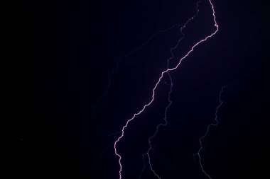 Ukrayna üzerinde gece gökyüzünde şimşek çakıyor.