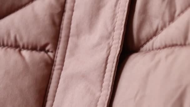 Розовый Пухлый Зимний Пиджак Качестве Крупного Плана Фона Розовый Фон — стоковое видео