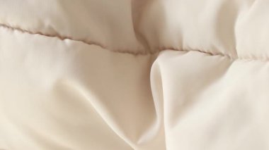 Beyaz kabarık kış ceketi arka plan olarak yakın plan, beyaz arka plan