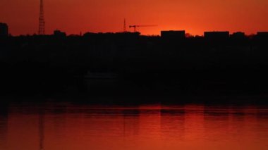 Gün batımında Dinyeper şehri ve Dinyeper nehri, akşam şehri manzarası.