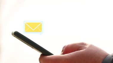 Telefonla üç mesaj geldi. Sokaktaki bir adamın eline geçti. Telefonla, mektupla.