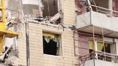 Ukrayna 'daki Pobeda Caddesi' ndeki Dnepr şehrinde bir Rus roketi tarafından havaya uçurulan bir ev, Ukrayna 'daki savaş.