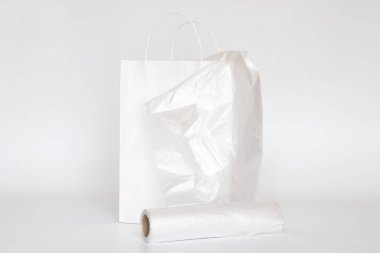 Beyaz bir arka planda beyaz kağıt torba ve plastik şeffaf torba, ambalaj