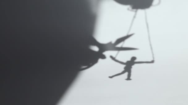 Die Schere Durchschneidet Das Seil Dem Die Puppe Schatten Hängt — Stockvideo