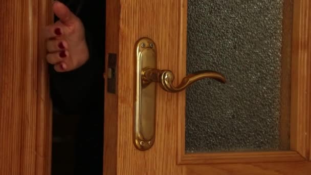 Женская Рука Двери Квартире — стоковое видео