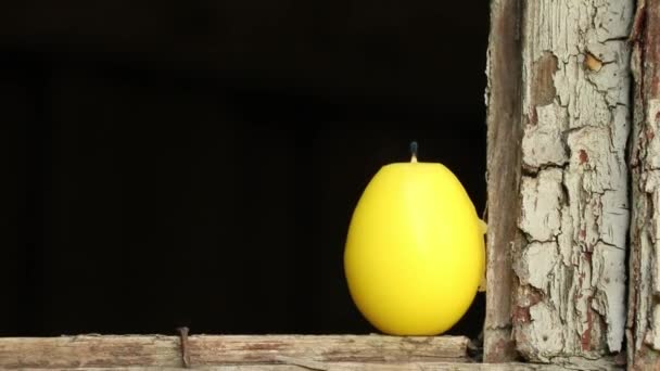 Płonąca Świeca Kształcie Żółtego Kurzego Jajka Stoi Rozbitym Oknie Ukrainie — Wideo stockowe