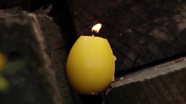 Палаюча Свічка Формі Жовтого Курячого Яйця Стоїть Старих Дерев Яних — стокове відео