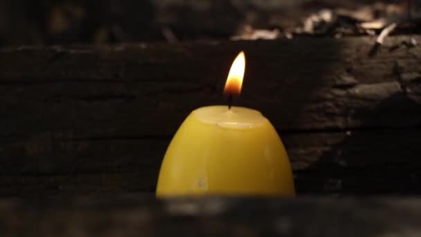 Lilin Yang Terbakar Dalam Bentuk Telur Ayam Kuning Berdiri Atas — Stok Video